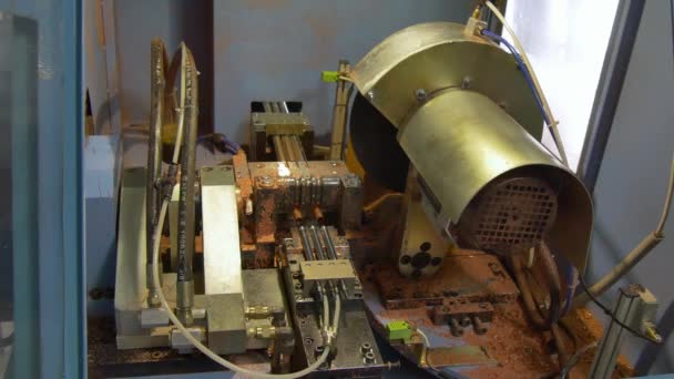 Flessione e taglio di tubi metallici su macchine CNC industriali in fabbrica . — Video Stock