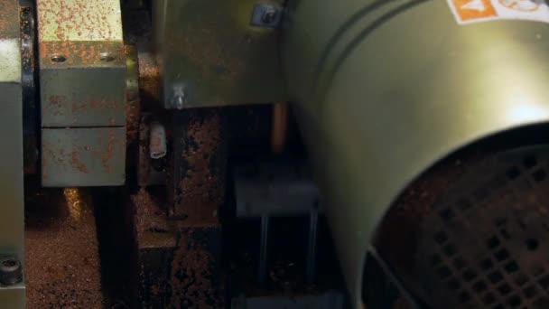 Biegen und Schneiden von Metallrohren auf industriellen CNC-Maschinen in der Fabrik. — Stockvideo