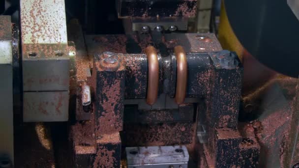 Buigen en snijden van metalen buizen op industriële Cnc machine in fabriek. — Stockvideo