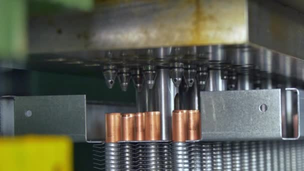 Metalurgia en la máquina industrial del CNC en fábrica . — Vídeo de stock