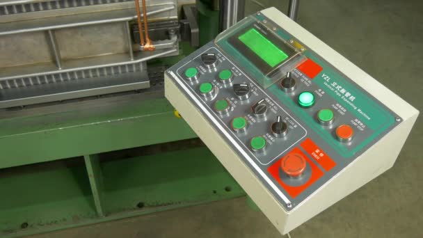 Bedienfeld der industriellen CNC-Maschine in der Fabrik. — Stockvideo