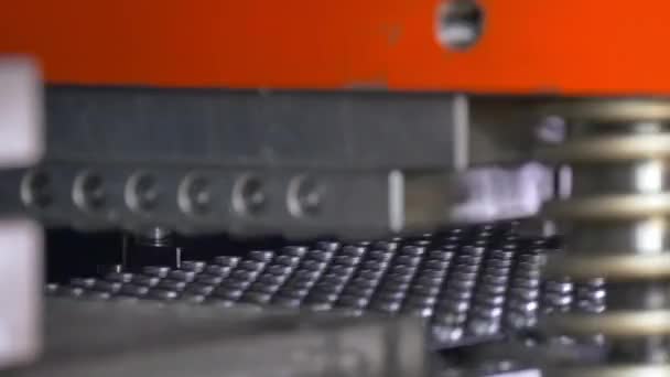 Řezání otvorů perforace lisování plechů na průmyslové Cnc stroj. — Stock video