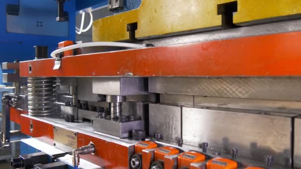 Corte de agujeros de perforación estampado de chapas de metal en la máquina CNC industrial . — Vídeo de stock