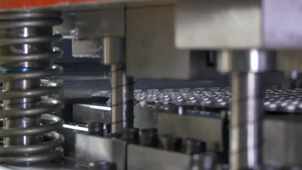 Skär hål perforering stämpling av plåt på industriella CNC-maskin. — Stockvideo