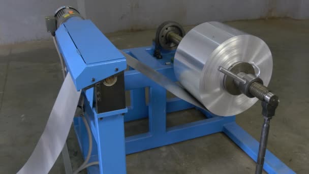 Rollo de láminas de metal en la máquina CNC industrial . — Vídeos de Stock