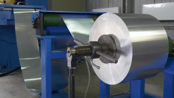 Rolle von Blechen auf industrieller CNC-Maschine. — Stockvideo