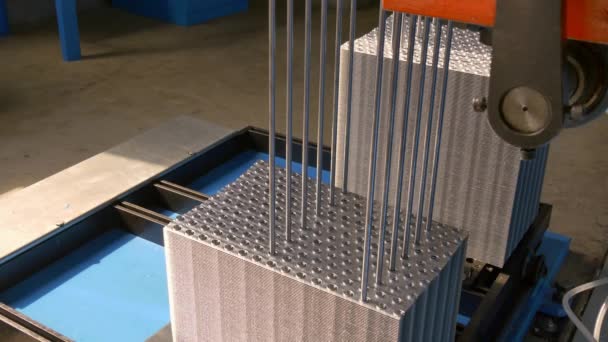 Lavorazione dei metalli sulla macchina CNC industriale in fabbrica . — Video Stock