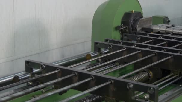 Изгиб металлических труб на промышленном станке с ЧПУ на заводе . — стоковое видео