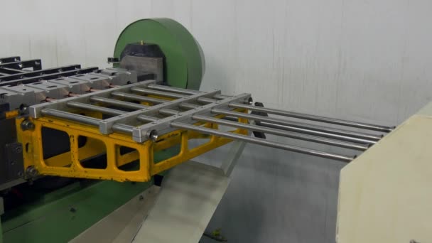 Doblado de tubos metálicos en la máquina CNC industrial en fábrica . — Vídeos de Stock