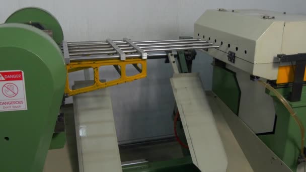 Dobragem de tubos de metal na máquina CNC industrial na fábrica . — Vídeo de Stock