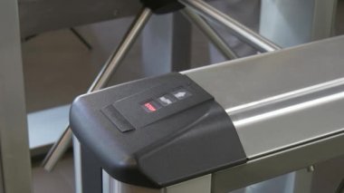 Elektronik turnike küçük kapı denetim noktası ofis yakın kişi.