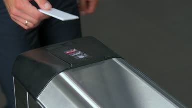 İnsanların ellerini turnike küçük kapı denetim noktası ofis elektronik Geçişi uygulamak.