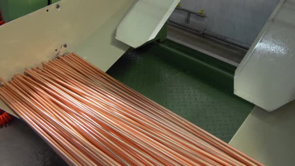 Tubos de cobre metal con sierra circular en la máquina CNC industrial automatizada . — Vídeo de stock