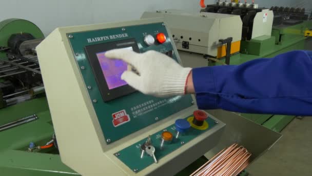 Panneau de commande de la machine CNC industrielle en usine . — Video