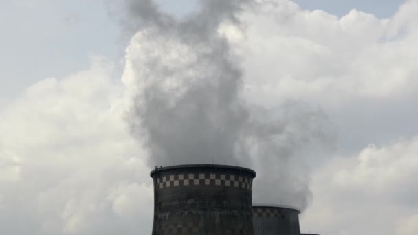 Tuyaux industriels de fumée de cheminée d'usine . — Video