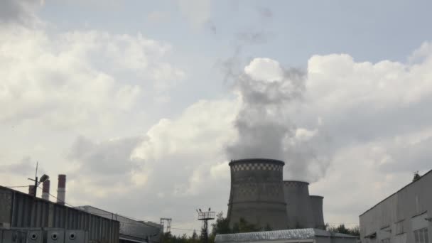 Industriële buizen van plant schoorsteen rook. — Stockvideo