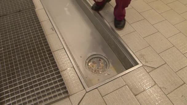 Schoonmaken en wassen van drainagesysteem in productie — Stockvideo