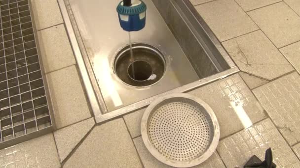 Temizleme ve yıkama drenaj sistemi üretimde — Stok video