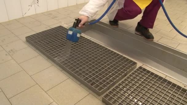Schoonmaken en wassen van drainagesysteem in productie — Stockvideo