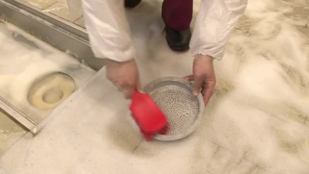 Schoonmaken en wassen van drainagesysteem in productie — Stockvideo