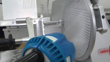 Temizleme ve yıkama dilimleyici yiyecek kalıntıları üzerinden.