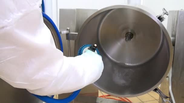 Машина для чищення та миття салатів для змішування у виробництві . — стокове відео