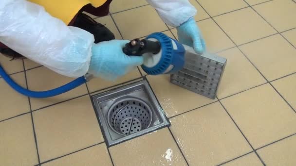 Limpeza e lavagem do sistema de drenagem na produção — Vídeo de Stock