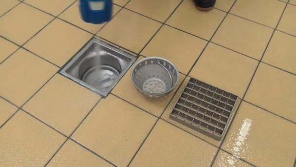 Schoonmaken en wassen van drainagesysteem in productie — Stockvideo