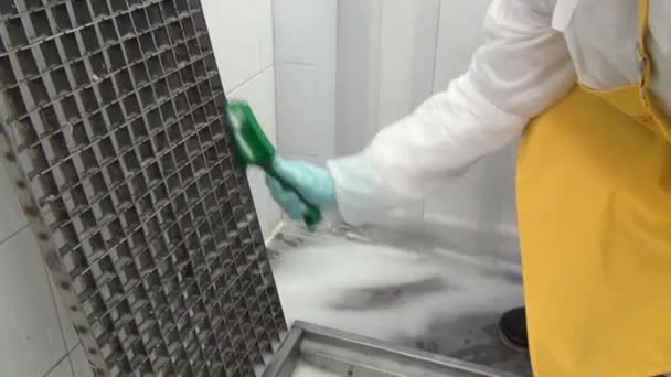 Limpeza e lavagem do sistema de drenagem na produção — Vídeo de Stock