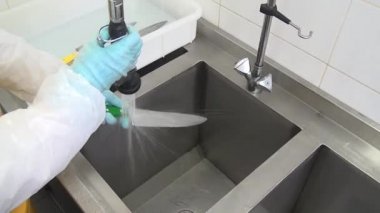 Temizleme ve yıkama bıçak doğrama mutfak.