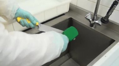 Temizleme ve yıkama bıçak doğrama mutfak.