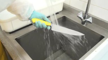 Temizleme ve yıkama bıçak doğrama mutfak.