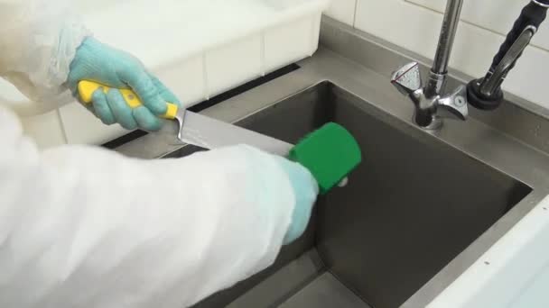 Καθαρισμός και πλύσιμο του τεμαχίζοντας μαχαιριού κουζινών. — Αρχείο Βίντεο