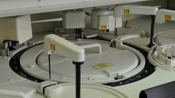 Medicinsk automatisk utrustning för blodprov och Dna-analys i bio laboratory. — Stockvideo