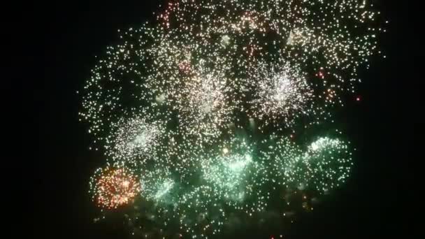 Exposição de fogo de artifício à noite para o Natal de Ano Novo e outros feriados . — Vídeo de Stock