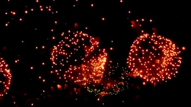 Exhibición de fuegos artificiales en la noche sobre fondo negro . — Vídeos de Stock