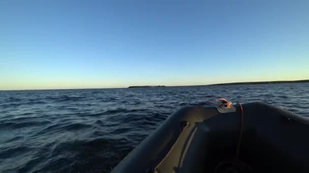 Rubber boot neus snijdt wateroppervlak van de Noordelijke IJszee op New Earth Vaigach Island. — Stockvideo