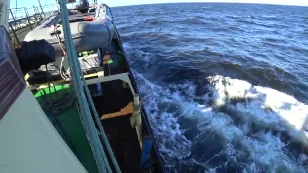 Loď expedice v oceánu na nové zemi Vaigach. — Stock video