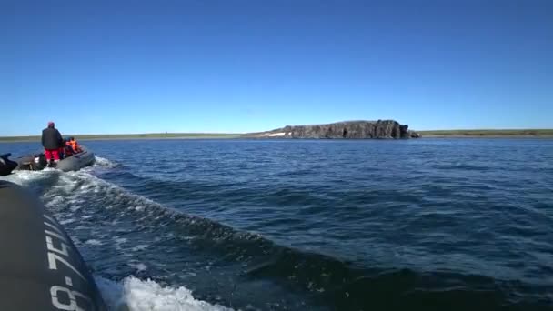 Personer i gummi båt nära kusten av norra ishavet på New Earth Vaigach Island. — Stockvideo