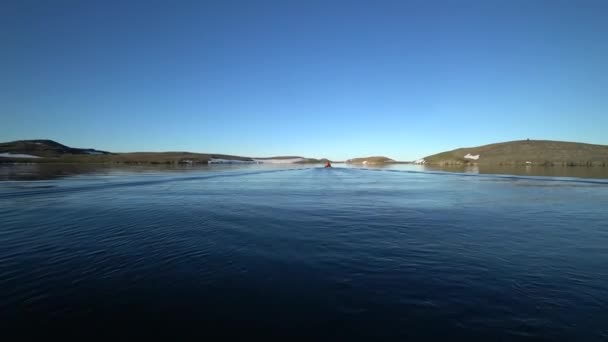 Mensen in rubber boot in de buurt van de kust van de Noordelijke IJszee op New Earth Vaigach Island. — Stockvideo