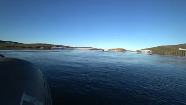 Lidé v kaučuku loď u pobřeží Severního ledového oceánu na New Earth Vajgač. — Stock video