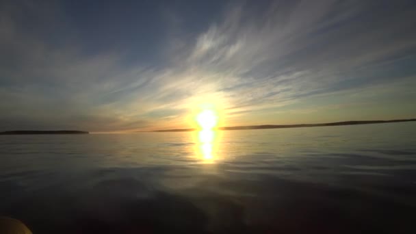 漂亮的日落在黄金岸线和游艇上的海景时间流逝的背景. — 图库视频影像