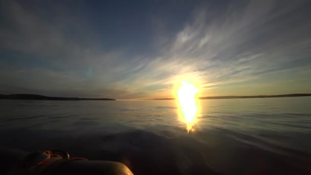 Удивительный закат на золотой береговой линии и яхте на фоне истечения морского времени . — стоковое видео