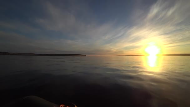 Amazing sunset at gold shore line and yacht on background of seascape time lapse . — Stok Video