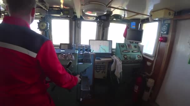 Kapitein besturingselementen expeditieschip in de Ocean op de nieuwe aarde. — Stockvideo