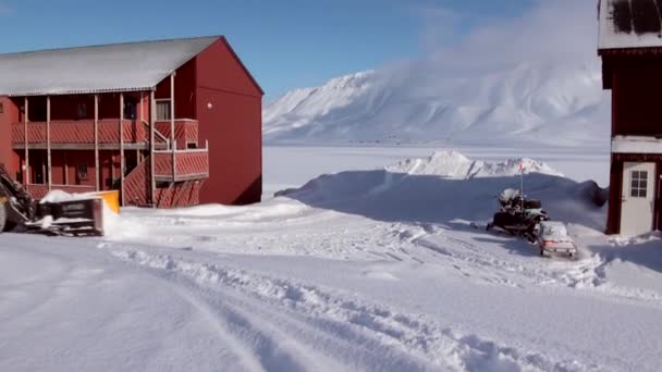 Landskab og bygninger, veje i byen Longyear . – Stock-video