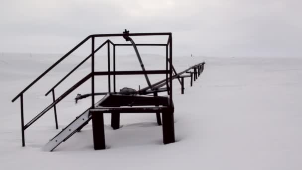 Τοπίο και τα κτίρια του Barentsburg στο Αρχιπέλαγος Σβάλμπαρντ — Αρχείο Βίντεο
