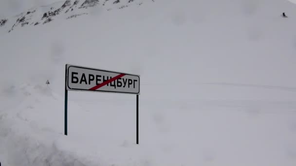 Landschap en gebouwen van Barentszburg op Spitsbergen — Stockvideo