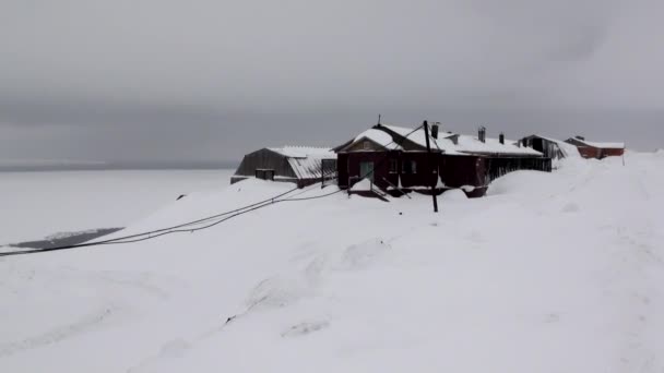 景观和建筑的斯瓦尔巴群岛上的 Barentsburg — 图库视频影像