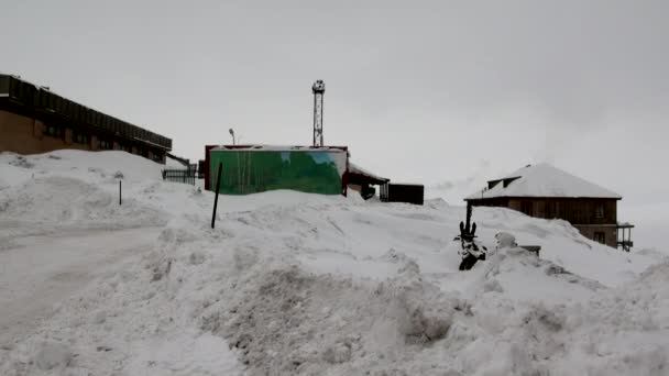 Landschaft und Gebäude der Barentsburg auf Spitzbergen — Stockvideo